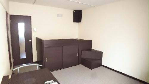 居室・リビング　建具は色の相違がある場合があります。