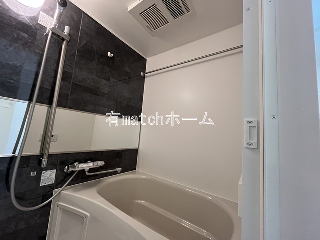 バス・シャワールーム　(参考)同マンション反転間取り他部屋の写真