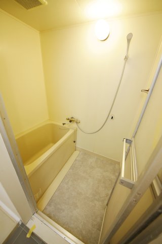 バス・シャワールーム　別部屋同間取りのお写真となります。参考にご覧くださいませ。
