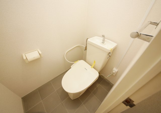 トイレ　別部屋同間取りのお写真となります。参考にご覧くださいませ。
