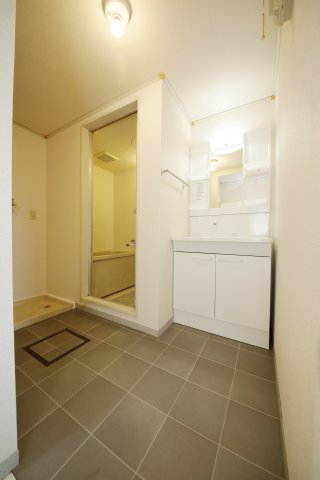 洗面設備　別部屋同間取りのお写真となります。参考にご覧くださいませ。