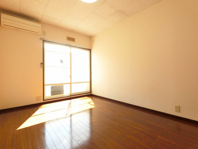 セゾン西千葉の居間写真