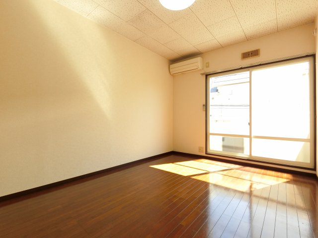 セゾン西千葉の居間写真