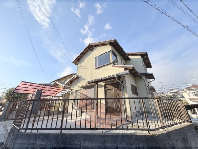 近鉄奈良線 学園前駅 バス乗車時間：10分 最寄りバス停で下車 徒歩1分 築33年