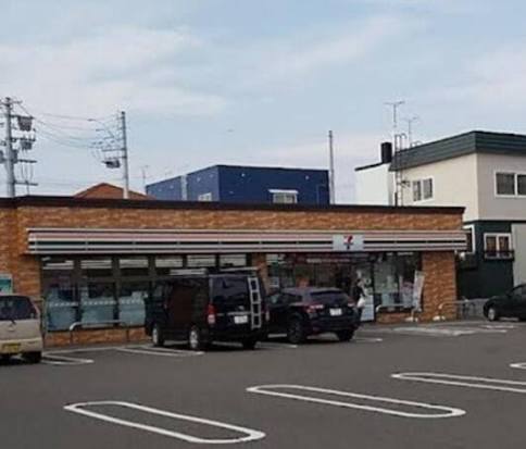 コンビニ　セブンイレブン札幌八軒8条店（コンビニ）まで207m
