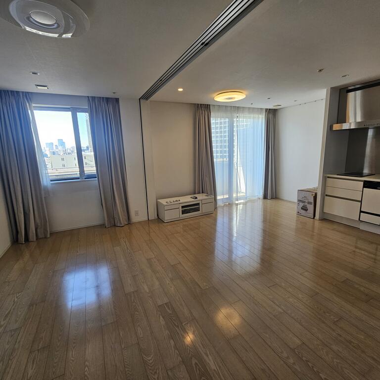 居室・リビング　洗練された上質な空間が広がる、優雅で開放的なリビング