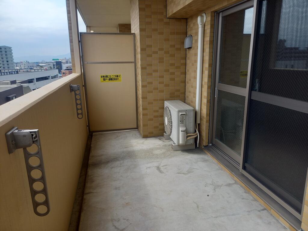 バルコニー　洗濯物干し