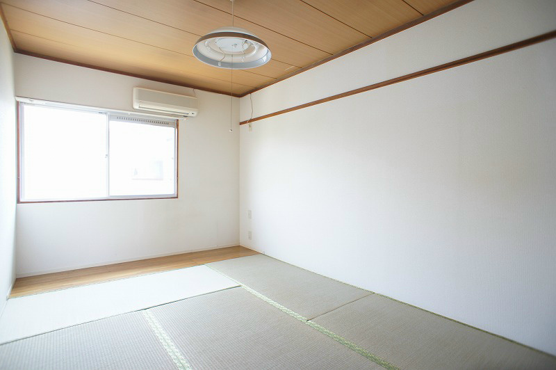 居室・リビング　エアコン、収納付きの和室。