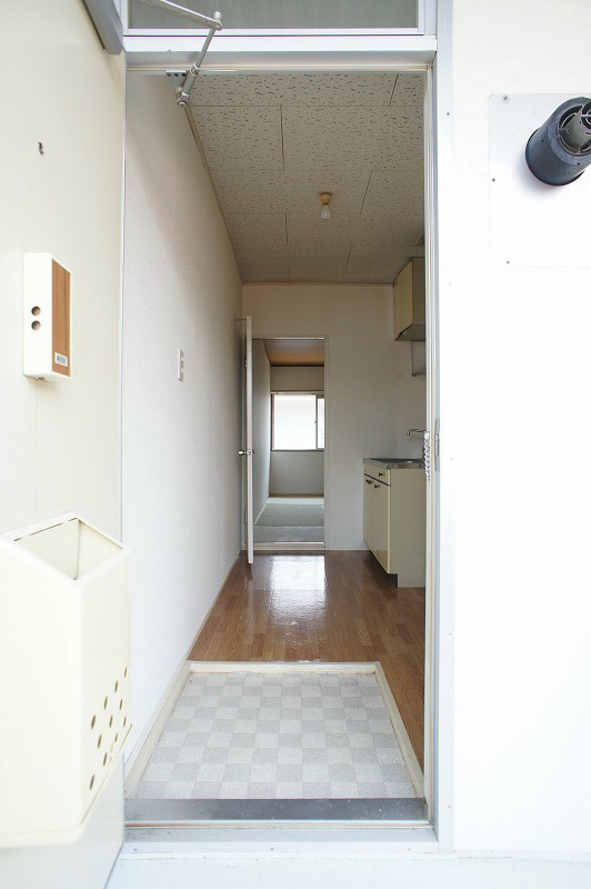 玄関　玄関脇には下駄箱を置くことも出来ます。