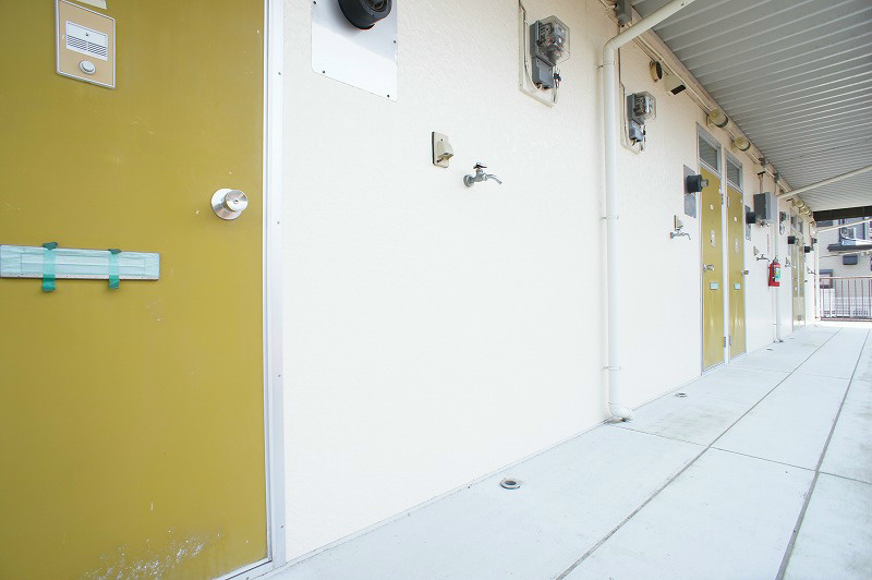 その他　洗濯機置場は玄関外にあります。