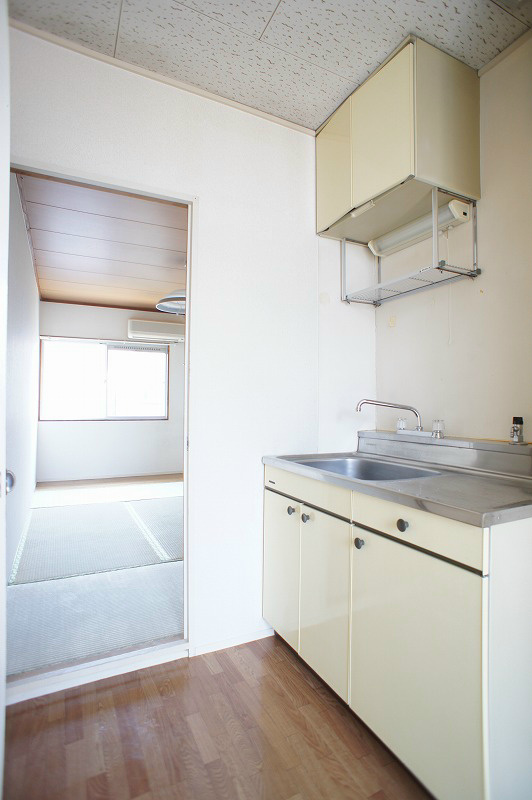 キッチン　上下に収納が充実しています。