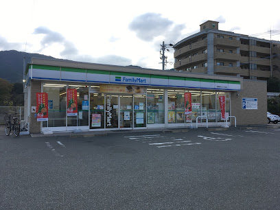 コンビニ　ファミリーマート 福岡南片江三丁目店（コンビニ）まで1129m