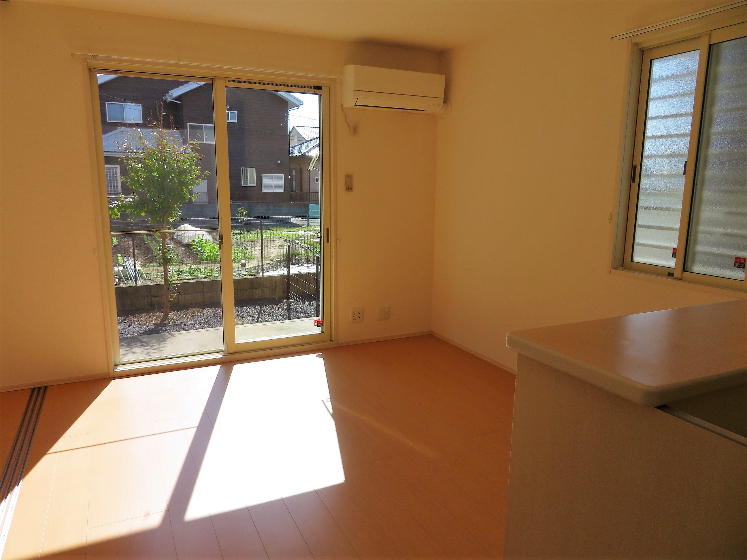 居室・リビング　10帖ある南面リビングです！日当たり良好！