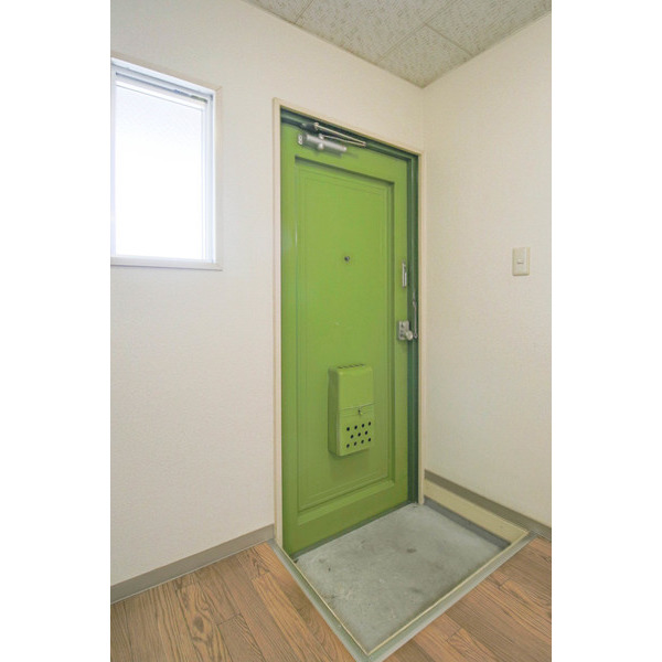 玄関　同じ建物の別のお部屋