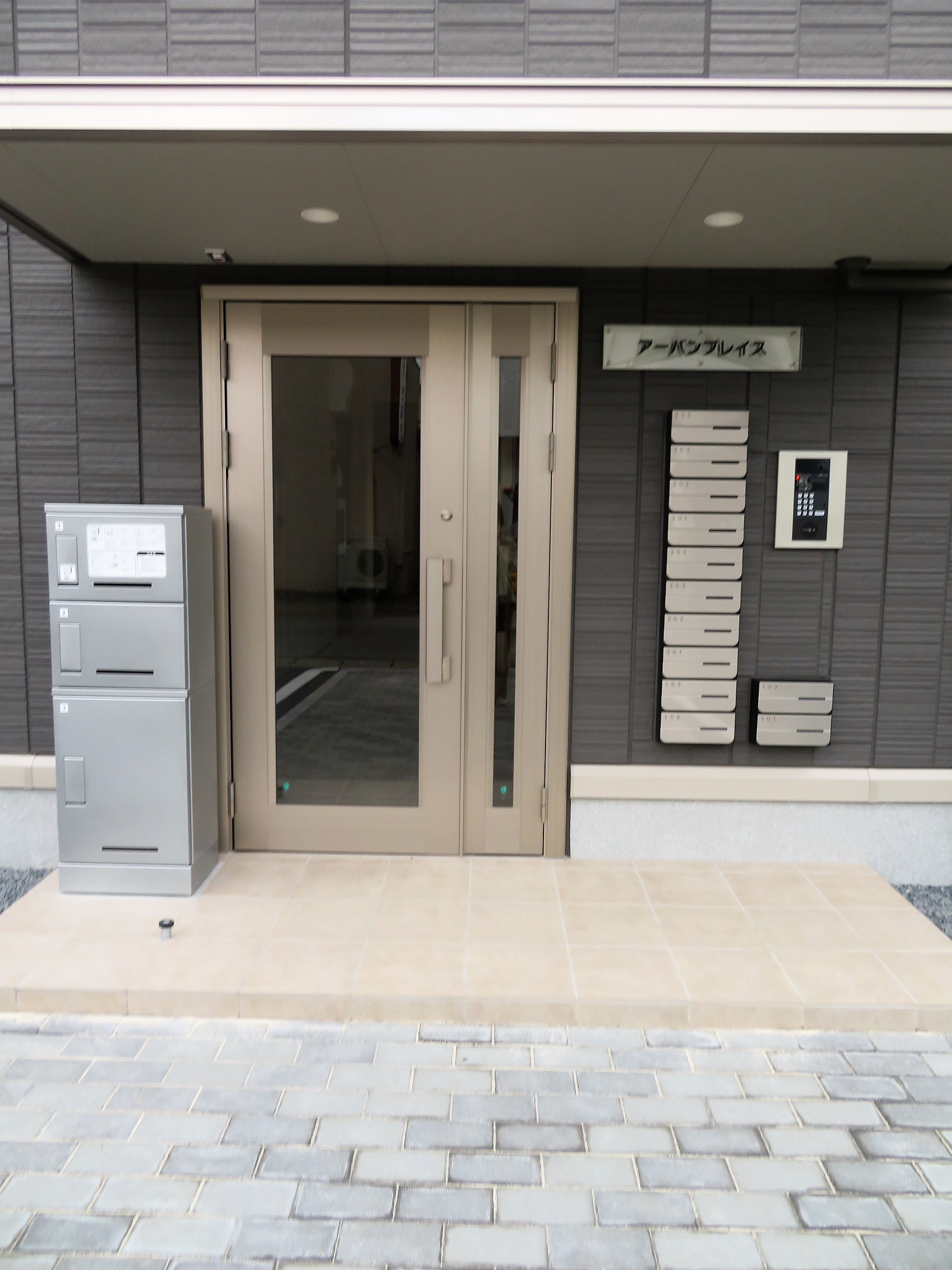エントランス　オートロック付きで安心ですね