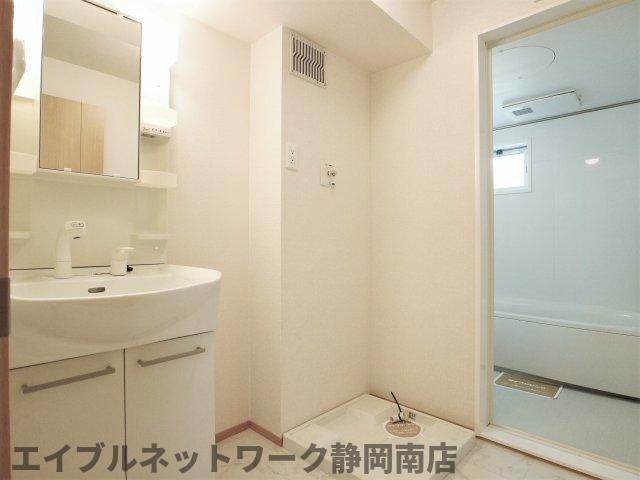 洗面設備　明るい洗面所です