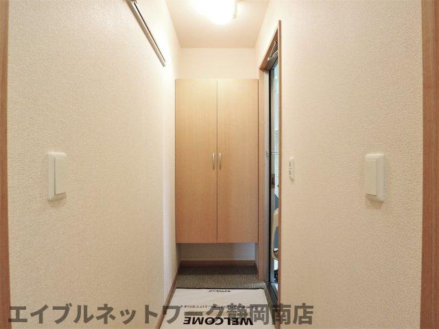 玄関　収納もある玄関です