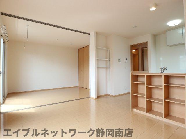 居室・リビング　こちらのリビングで趣味の時間をお楽しみください