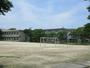 小学校　西尾市立横須賀小学校（小学校）まで868m