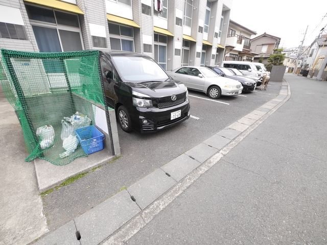 【レオパレスマ・フレールの駐車場】