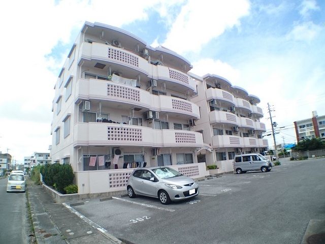 沖縄市泡瀬のマンションの建物外観