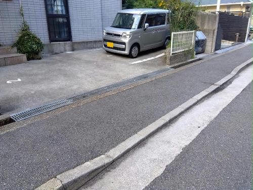 【レオパレスＴＯＭＯＭＡＴＳＵの駐車場】