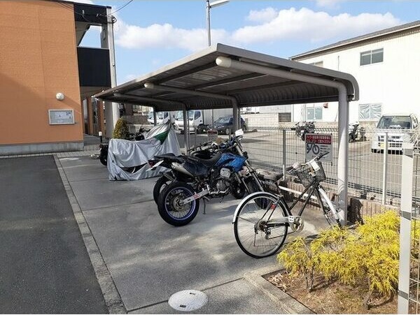 【伊丹市口酒井のアパートの駐車場】