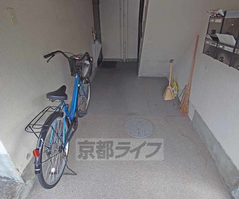 【京都市左京区下鴨梅ノ木町のマンションのエントランス】