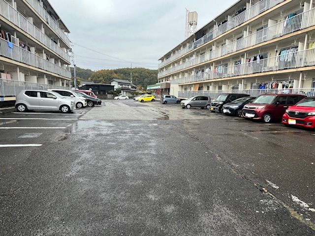 【瀬戸市中品野町のマンションの駐車場】