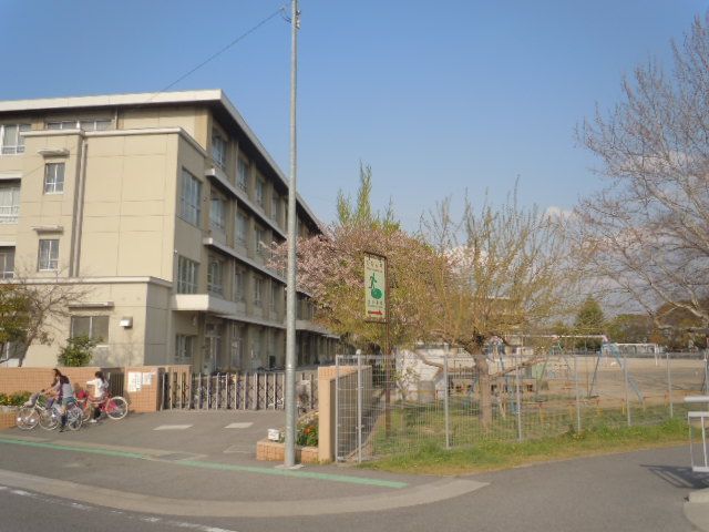 【尾張旭市三郷町栄のマンションの小学校】