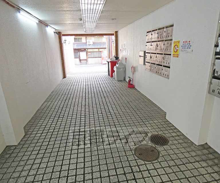 【京都市上京区西東町のマンションのエントランス】