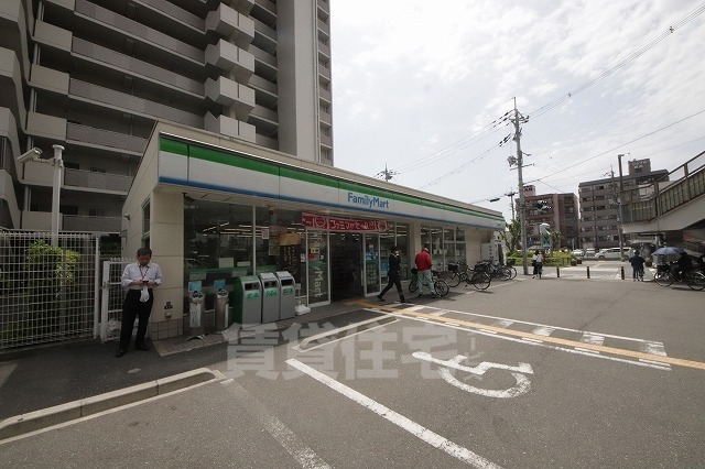 コンビニ　ファミリーマート　東大阪鷹殿町（コンビニ）まで923m