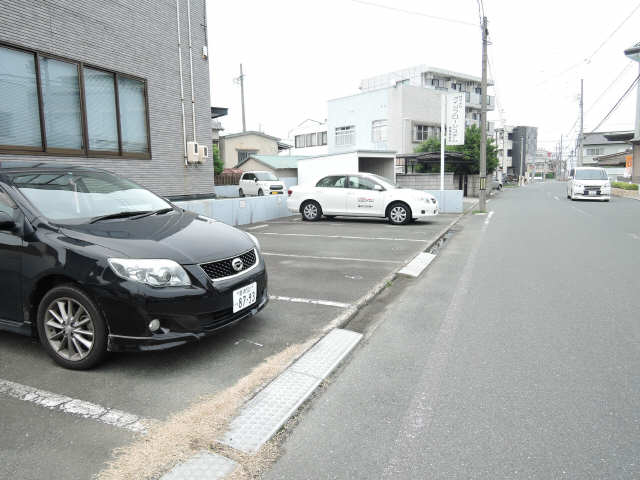 【シャンブルIIの駐車場】