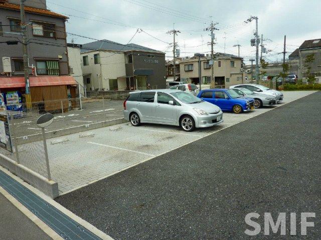 【豊中市利倉のマンションの駐車場】