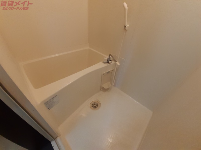 バス・シャワールーム　同型・別部屋の写真になります