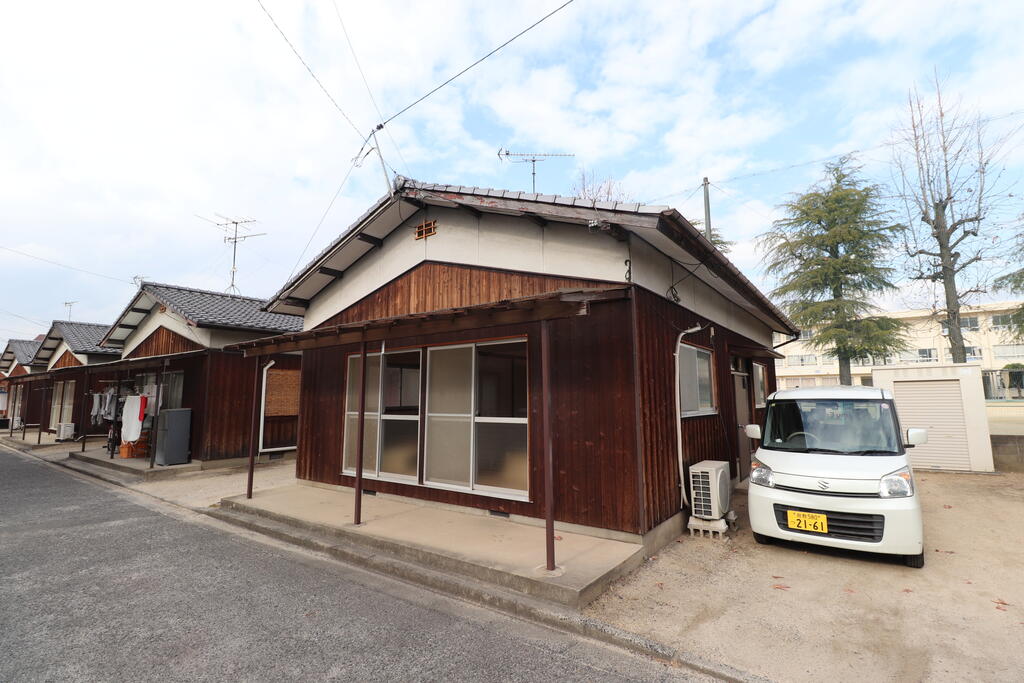 建物外観　中島小学校すぐ隣！！日当たりもバッチリ♪