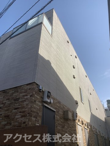 【新宿区北新宿のアパートの建物外観】