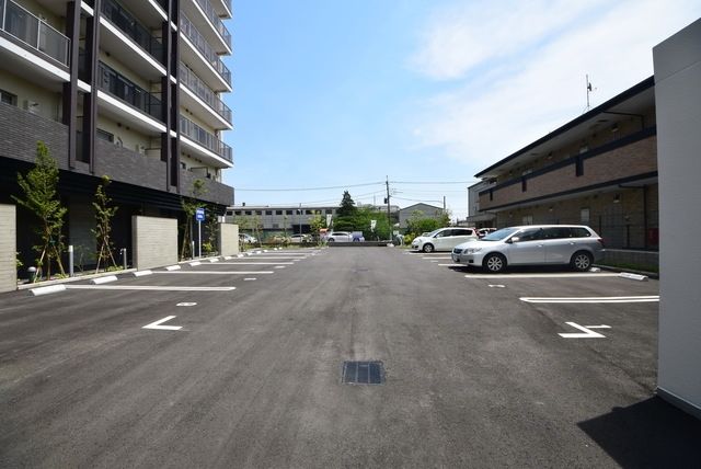 【松戸市西馬橋幸町のマンションの駐車場】