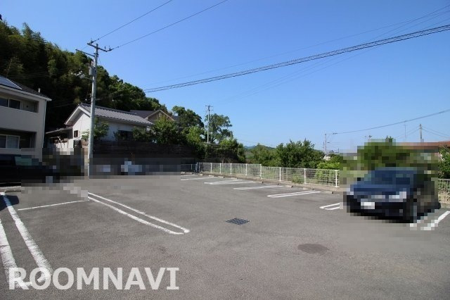 【板野郡板野町羅漢のアパートの駐車場】