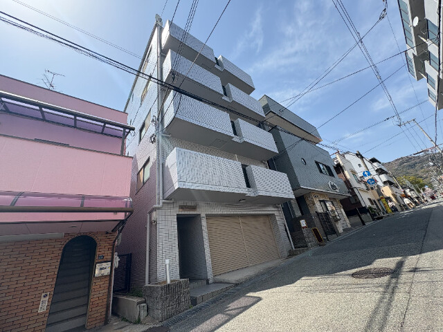 建物外観　閑静な住宅地に立地。広めのキッチンが特徴のマンションです