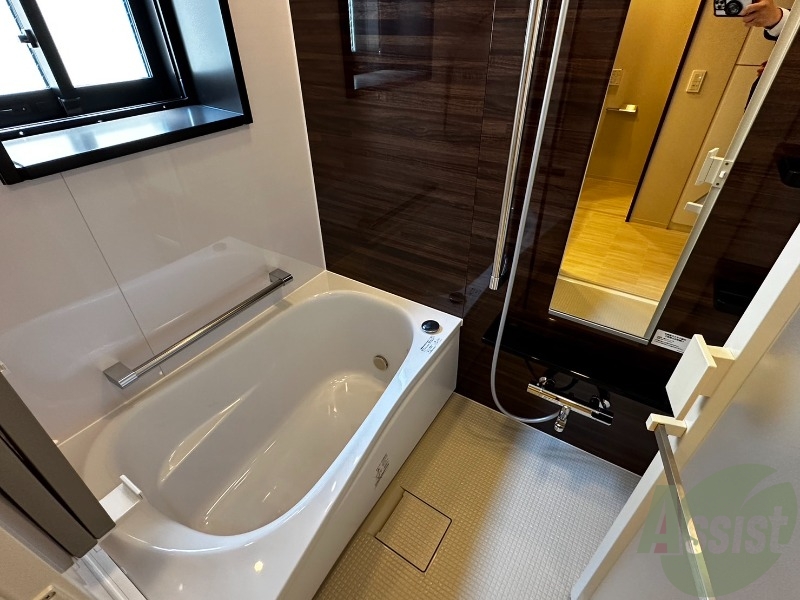 バス・シャワールーム　浴室です。バスタブが広くてゆったりできます。