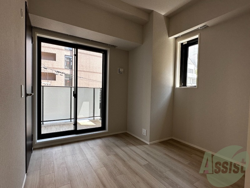 その他部屋・スペース　寝室には窓があるので、朝の目覚めが良さそうです。