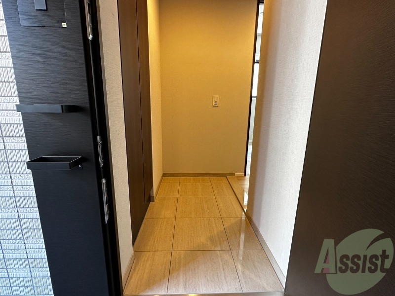 玄関　外から玄関を撮影してみました。広いリビングに繋がっています。