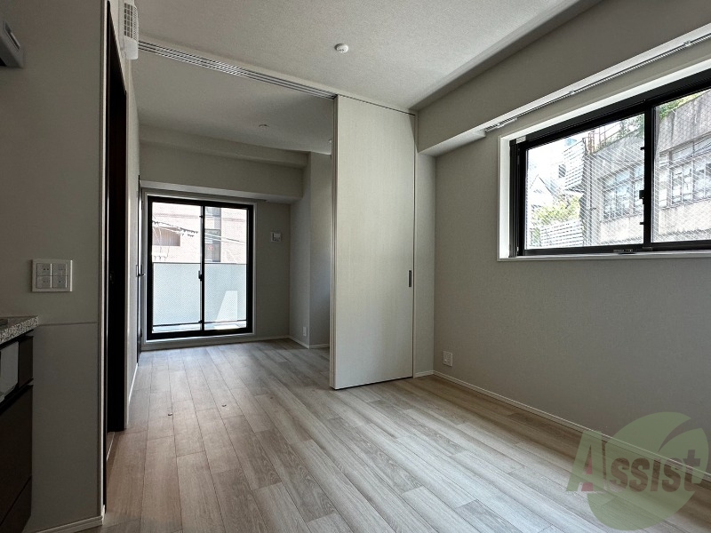 居室・リビング　フローリングの木目調と白い壁が落ち着きますね