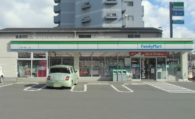 コンビニ　【ファミリーマート小倉上到津二丁目店】（コンビニ）まで240m