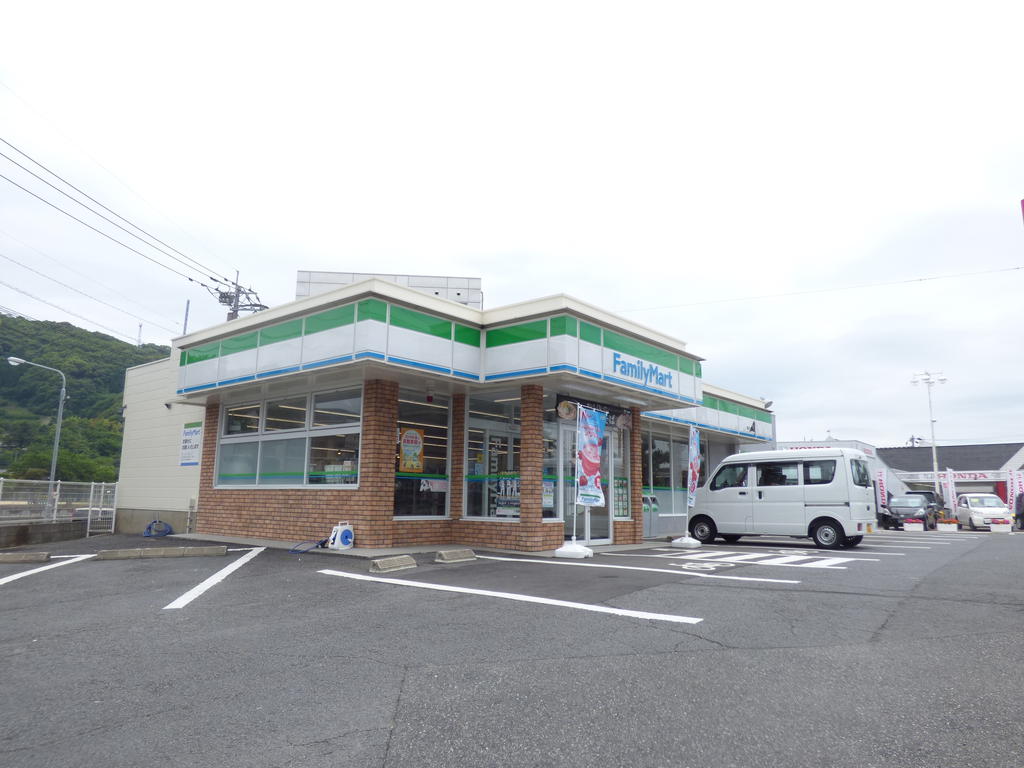 コンビニ　ファミリーマート諫早多良見店（コンビニ）まで590m