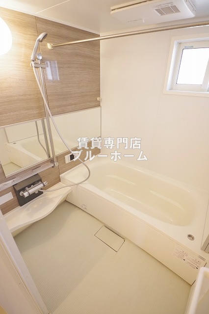バス・シャワールーム　浴室乾燥機・追炊き機能付きのお風呂！