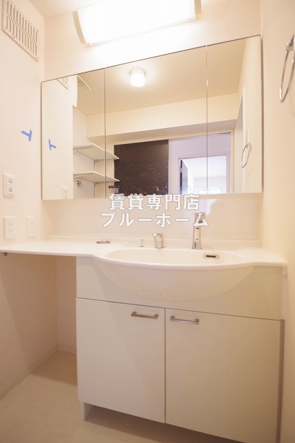 洗面設備　三面鏡の広い独立洗面台！