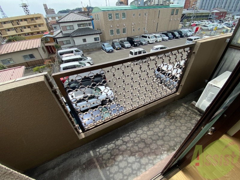 バルコニー　バルコニーはありませんが、大きめの出窓がございます。