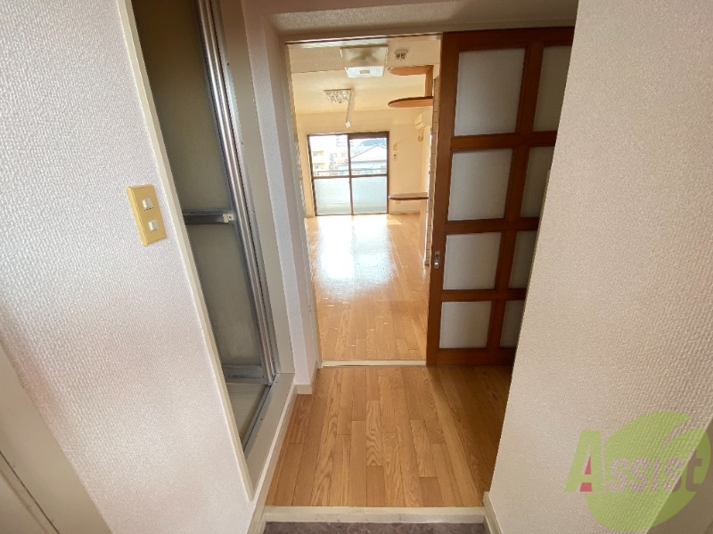 玄関　玄関からの様子です。すぐ部屋が見えないのは安心ですね。